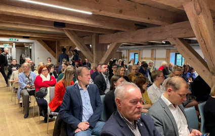 grupa osób uczestnicząca w Forum