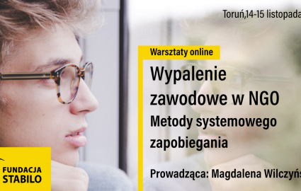 plakat informacyjny o warsztatach, twarz młodego mężczyzny w okularach patrzącego w okno, w oknie odbicie, nazwa wydarzenia w kolorze czarnym