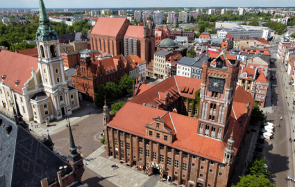 panorama Torunia z widokiem na Ratusz Staromiejski z lotu ptaka