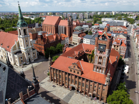 panorama Torunia z widokiem na Ratusz Staromiejski z lotu ptaka