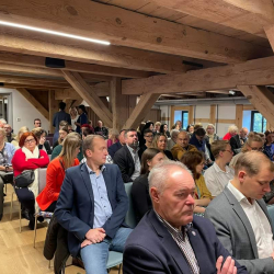 grupa osób uczestnicząca w Forum