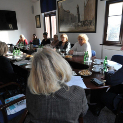 zdjęcie członków RDPP podczas spotkania, siędzą przy ciemnym stole z widokiem na okno