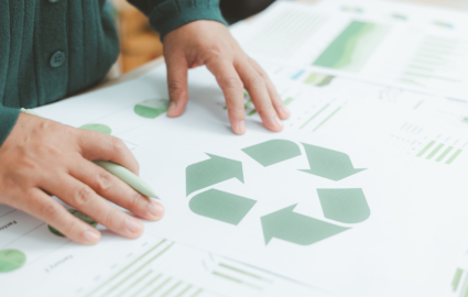 Projekt w formie kartek z dużym logiem ekorecytlingu na środku