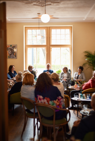 Osoby siedzące w kole