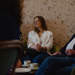 Kobieta siedząca przy ścianie