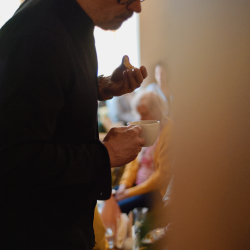 Stojący mężczyzna