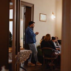 Mężczyzna stojący i opierający się o ścianę