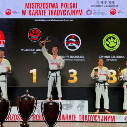 Podium zawodów karate